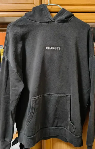 Sudadera negra con estampado CHANGES