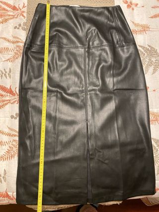 Falda larga efecto piel negra