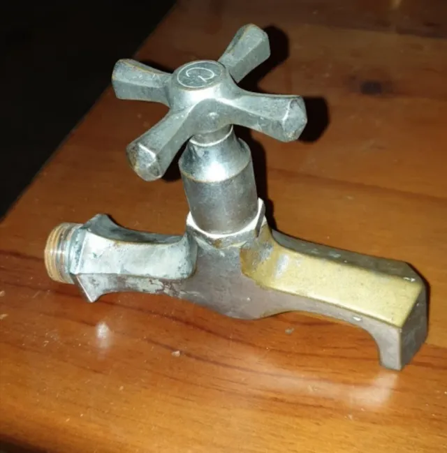 Grifo antiguo de metal