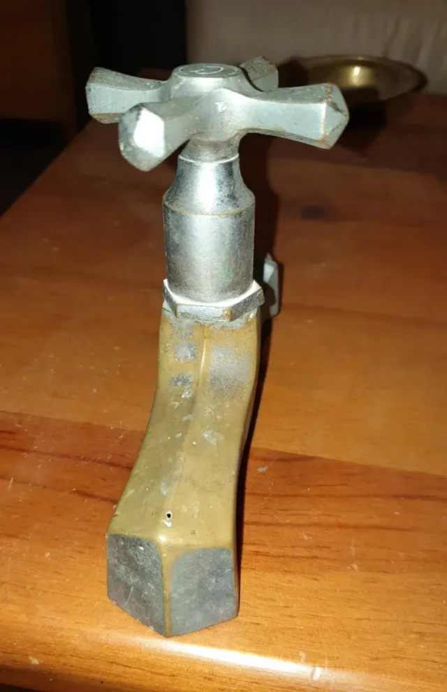 Grifo antiguo de metal