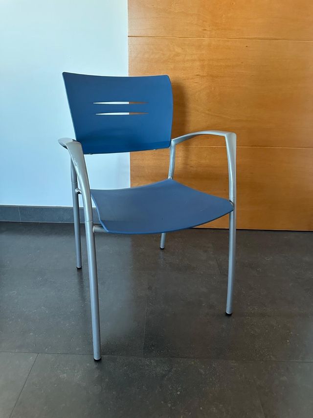 Sillas de oficina azul y plateada