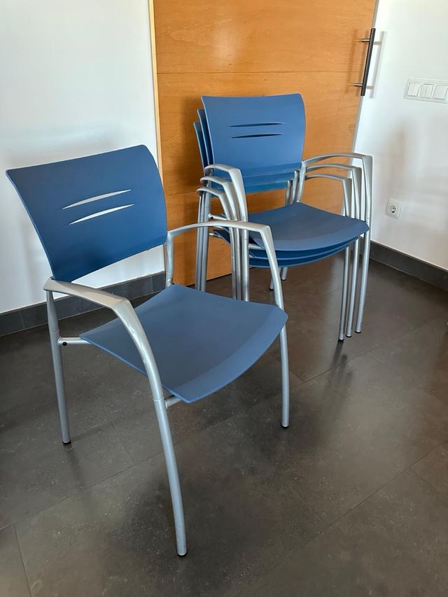 Sillas de oficina azul y plateada