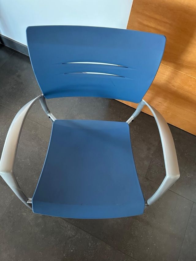 Sillas de oficina azul y plateada