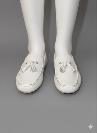 Mocassini bianchi in pelle con nappine