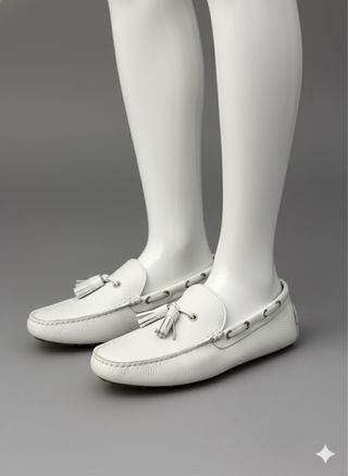 Mocassini bianchi in pelle con nappine