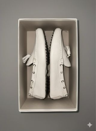 Mocassini bianchi in pelle con nappine