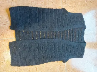 Chaleco negro hecho a mano de punto