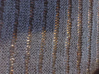 Chaleco negro hecho a mano de punto