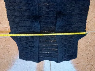 Chaleco negro hecho a mano de punto