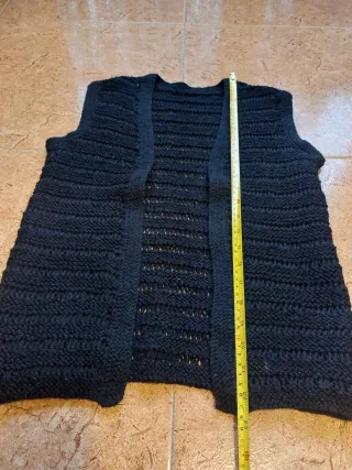 Chaleco negro hecho a mano de punto