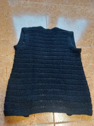 Chaleco negro hecho a mano de punto