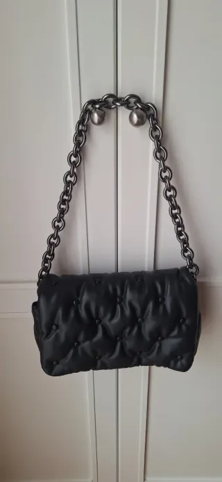 Bolso negro Zara acolchado con cadena