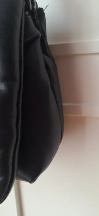 Bolso negro Zara acolchado con cadena