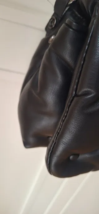 Bolso negro Zara acolchado con cadena