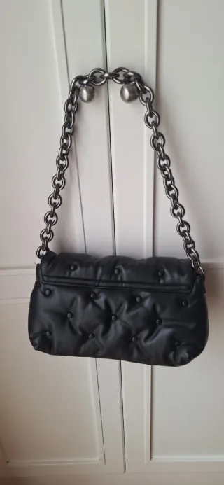 Bolso negro Zara acolchado con cadena