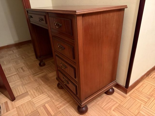 Scrivania in legno con 5 cassetti