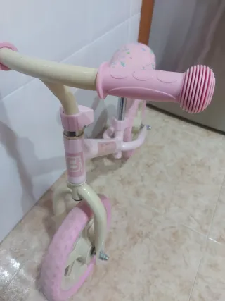 Bicicleta infantil sin pedales rosa