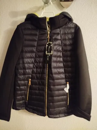 Chaqueta acolchada neopreno con etiqueta