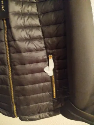 Chaqueta acolchada neopreno con etiqueta