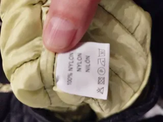 Chaqueta acolchada neopreno con etiqueta