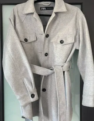 Abrigo Zara gris con cinturón