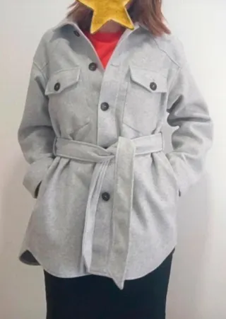 Abrigo Zara gris con cinturón