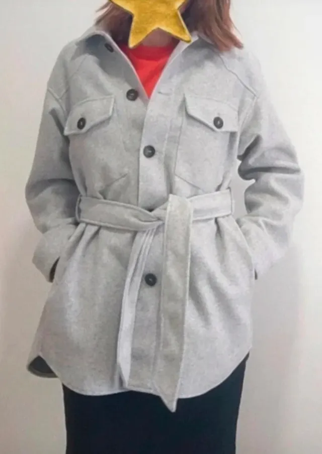 Abrigo Zara gris con cinturón