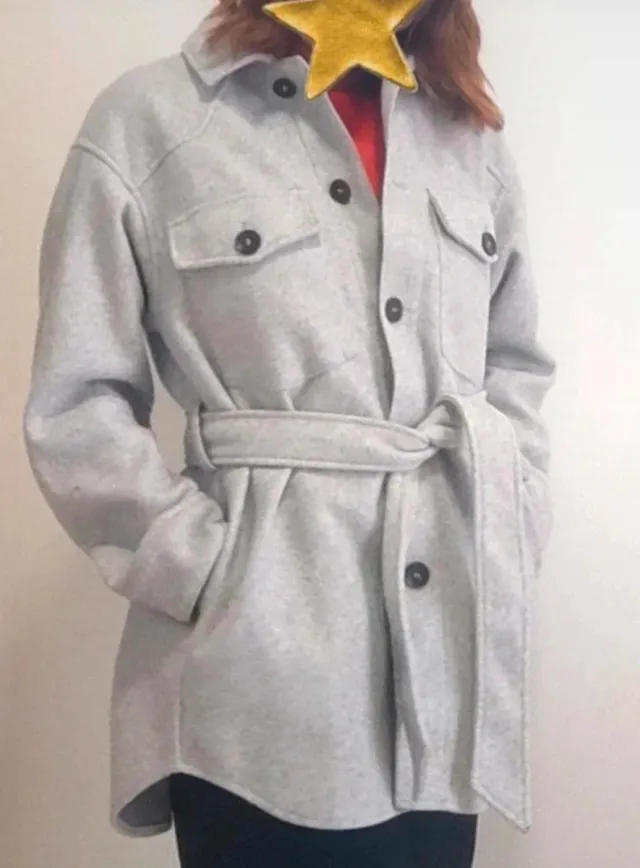 Abrigo Zara gris con cinturón