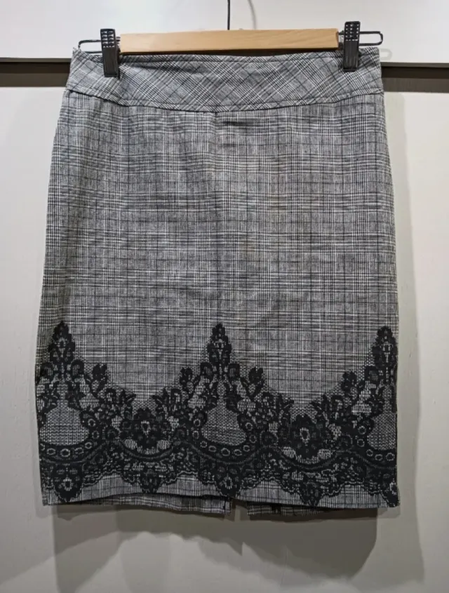 Falda tubo elegante con encaje