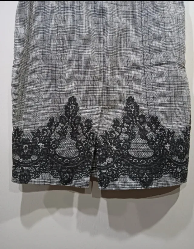 Falda tubo elegante con encaje