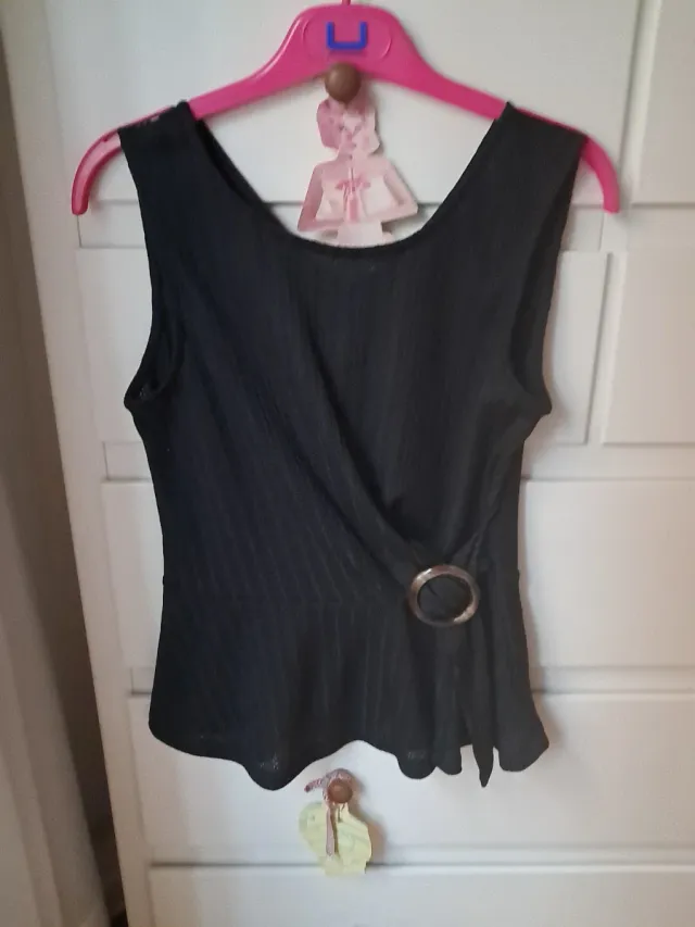 Camiseta negra talla M con detalle de anilla