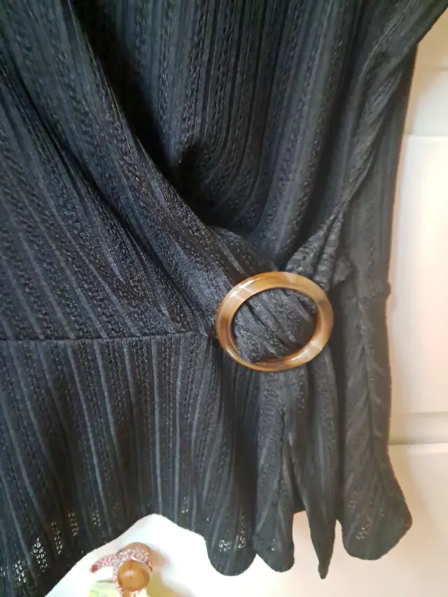 Camiseta negra talla M con detalle de anilla