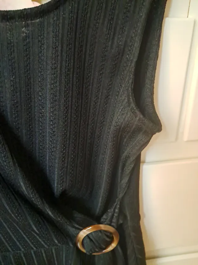 Camiseta negra talla M con detalle de anilla