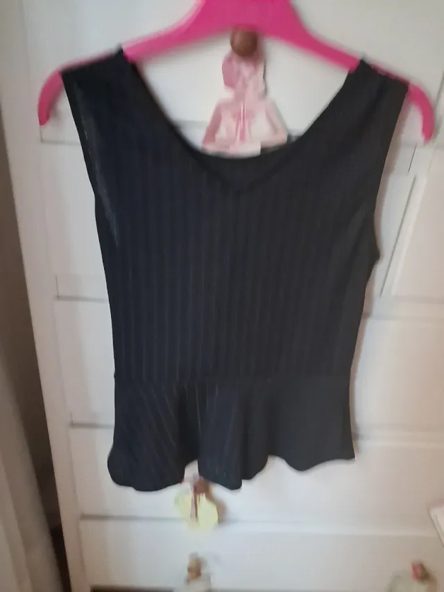 Camiseta negra talla M con detalle de anilla