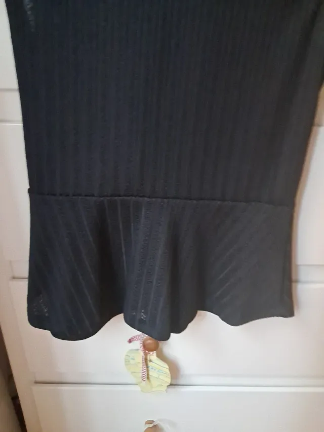 Camiseta negra talla M con detalle de anilla