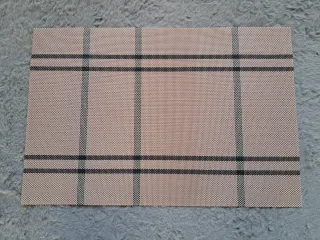 Tappetino copri-cassettiera/comodino beige/nero