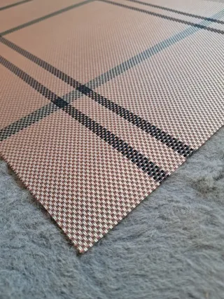 Tappetino copri-cassettiera/comodino beige/nero