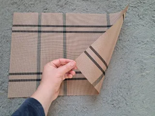 Tappetino copri-cassettiera/comodino beige/nero