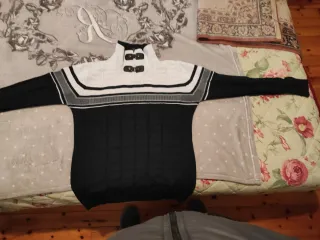 Jersey cuello alto negro y blanco