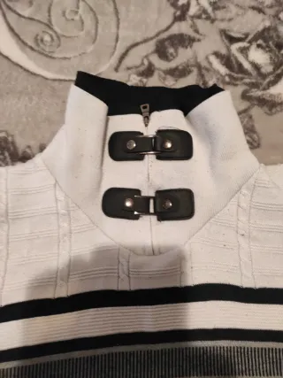 Jersey cuello alto negro y blanco