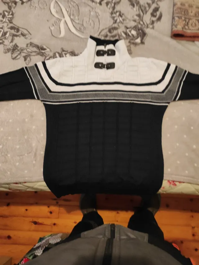 Jersey cuello alto negro y blanco