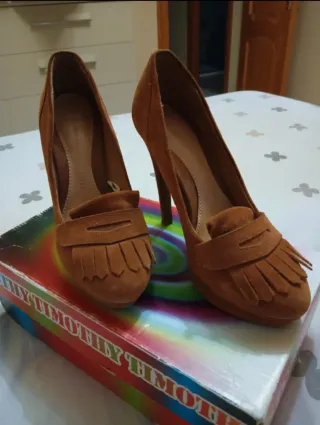 Zapatos de tacón ante marrón
