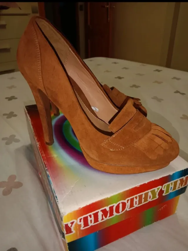 Zapatos de tacón ante marrón