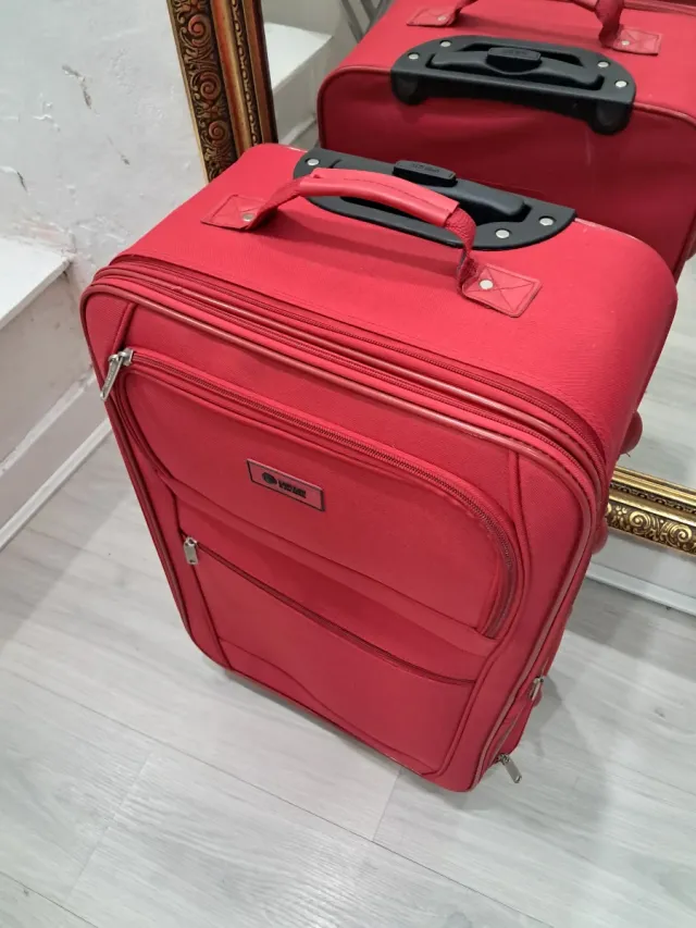 Maleta de viaje roja