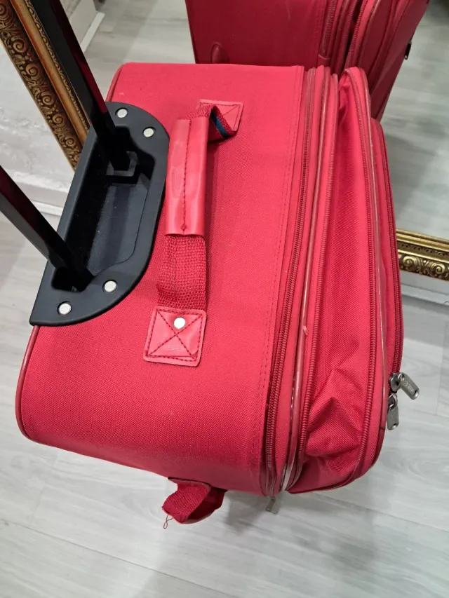 Maleta de viaje roja