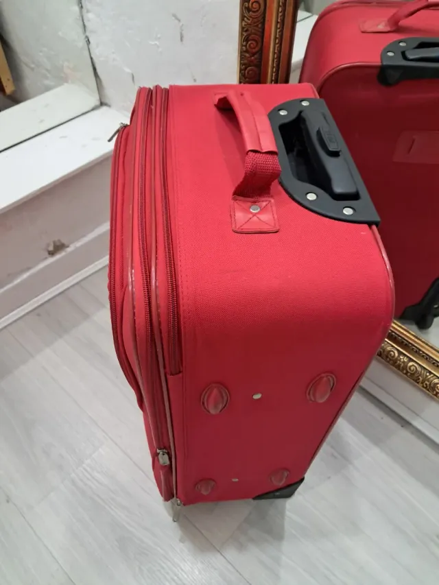 Maleta de viaje roja