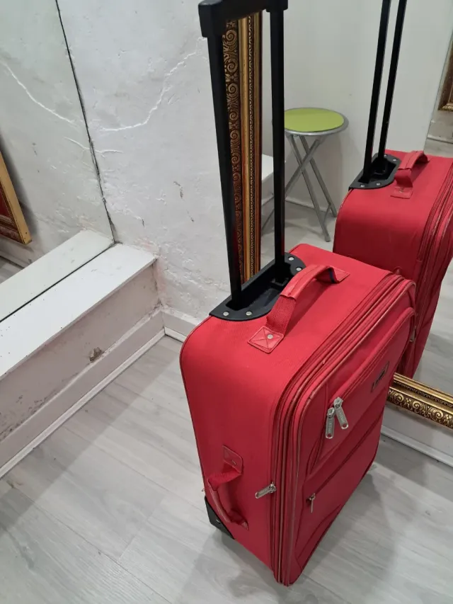 Maleta de viaje roja