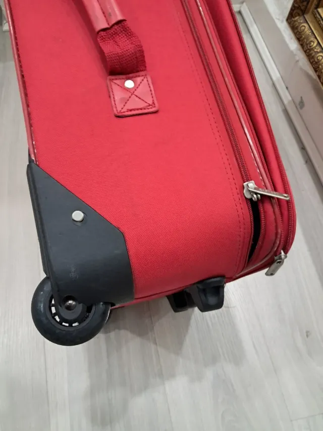 Maleta de viaje roja