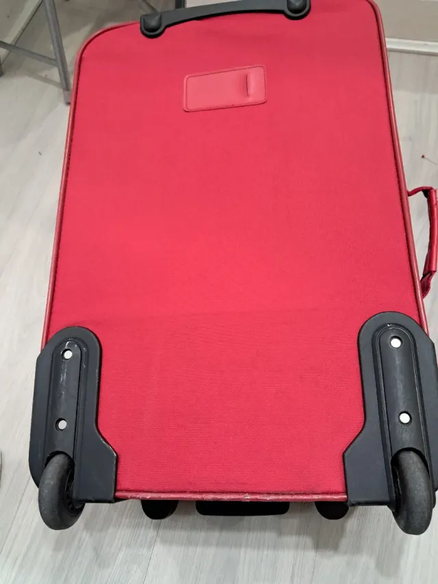 Maleta de viaje roja