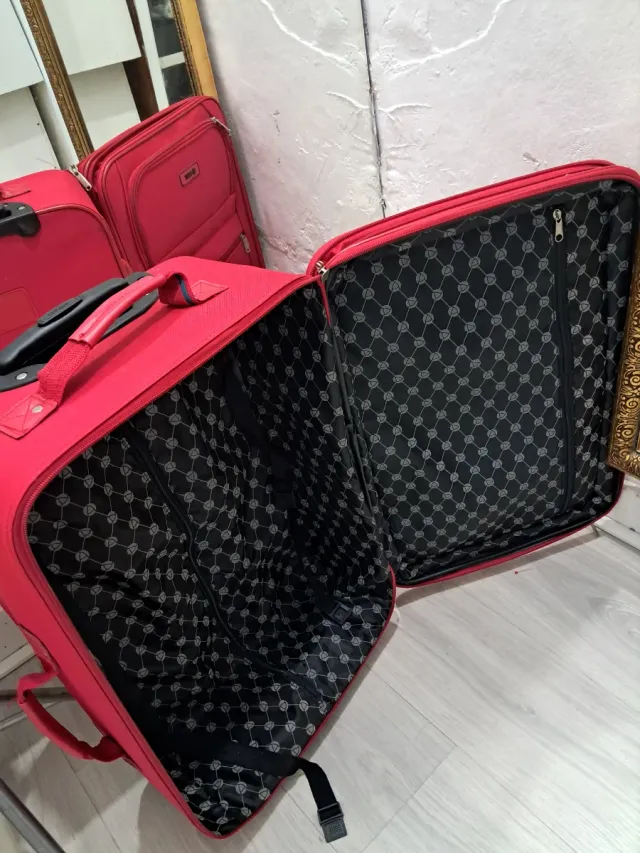 Maleta de viaje roja